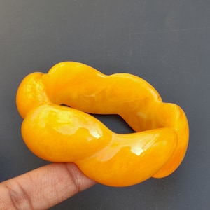 Brazalete de resina con aspecto de ágata de color amarillo retro, forma retorcida, brazalete ancho, arte de resina grueso, apilable, estilo bohemio vintage.