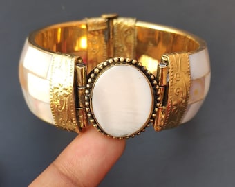 Parelmoer messing armband: handgemaakte boho vintage stijl