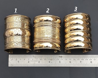 Brazalete bohemio de latón, ancho y ajustable.