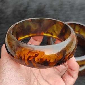 Bracciale rigido vintage in resina color miele, gioiello boho massiccio