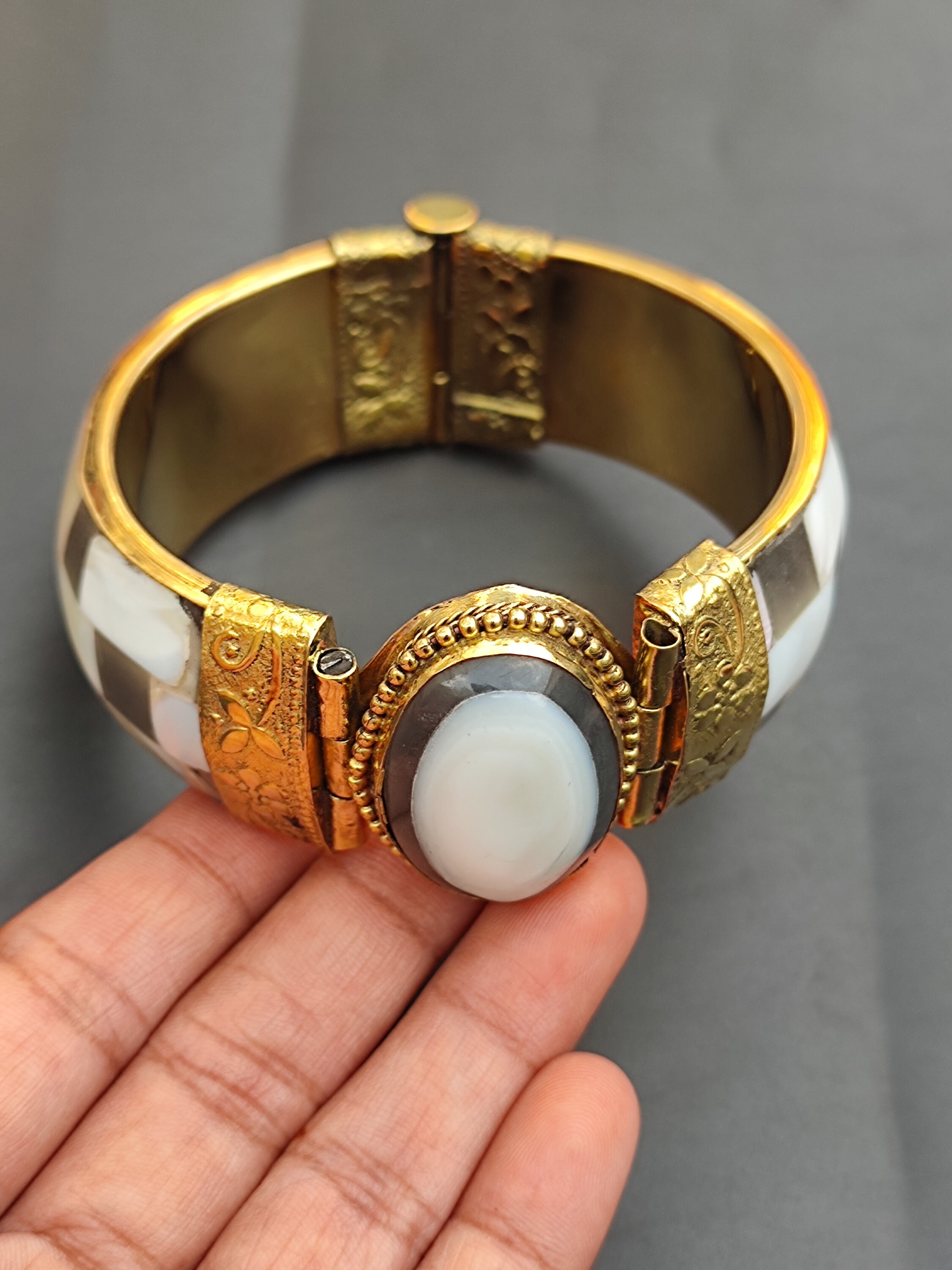 Bracelet Jonc En Laiton Doré Avec Nacre Et Fermeture à Charnière - Occasion, Bon État - Style Bohème Ou Rétro