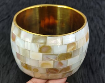 Handgemaakte armband met schelpinleg, messing brede manchet