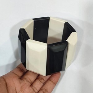 Pulsera rígida llamativa de resina en blanco y negro – Estilo bohemio ancho y elástico