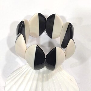 Bracciale rigido in resina bianco e nero con ciondolo boho largo (4,8 cm)
