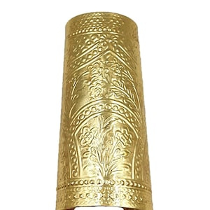 Könnte beinhalten: Ein goldenes Metall-Armband mit einem komplizierten Blumenmuster.