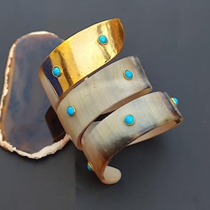 Büffelhorn Spiral-Armreif, Armschmuck, 18K Gold Akzente & Türkis