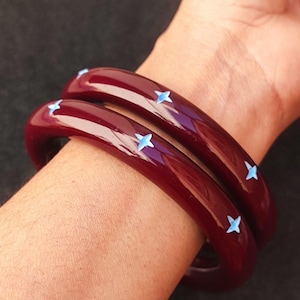 Kastanjebruine armbanden van gesneden hars: boho-stapelsieraden