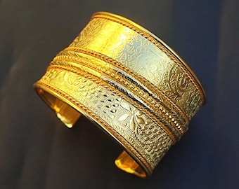 Brazalete de latón chapado en oro, ajustable y llamativo, hecho a mano.