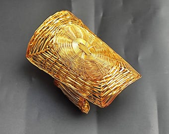 Brazalete de latón chapado en oro hecho a mano, joyería ajustable y llamativa.
