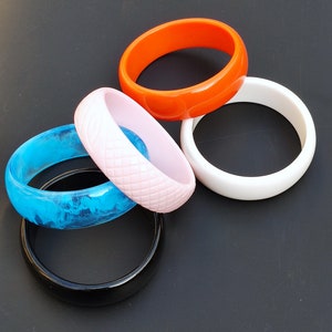 Retro Multi color Resin Bangle Bracelet Carved & Smooth wide Bangle Chunky Resin Art Acrylic Bangle Bracelets for Women Handmade jewelry