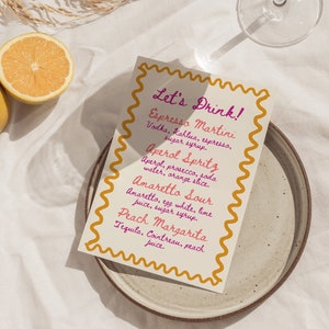Modelo de menu de bebidas onduladas brilhantes, menu de coquetel manuscrito rosa + amarelo, menu de bar editável, menu de casamento editável, menu de bar pintado à mão
