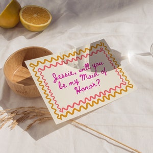 Modèle de carte de proposition de demoiselle d'honneur rose + jaune à double bordure ondulée, bordure ondulée serez-vous ma carte de demoiselle d'honneur, proposition modifiable