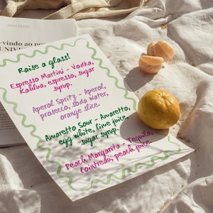 Modelo de menu de coquetel de verão moderno, menu de bebidas manuscritas coloridas rosa verde lilás, menu de bar editável, menu de casamento, menu pintado à mão