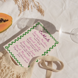 Modello menu cocktail ondulato luminoso, menu bevande colorato scritto a mano, menu bar modificabile, cancelleria per matrimonio modificabile, menu bar dipinto a mano