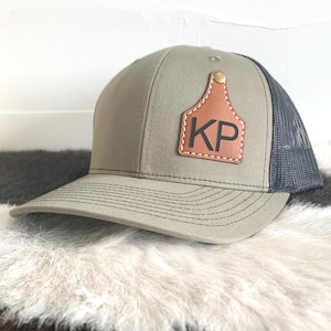 カスタマイズ可能な牛タグ帽子 | 大人用牛タグキャップ | リチャードソン112またはフラットビルスタイル | ブランド、ロゴ、イニシャルでパーソナライズ | 合成皮革