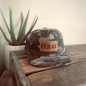 Snapback-keps för småbarn | FERAL | platt keps i storlek för baby, småbarn och ungdomar | Läderlapp i truckerstil | Gåva för ett vildt barn bild 14