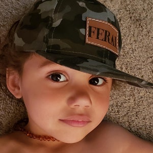 Snapback-keps för småbarn | FERAL | platt keps i storlek för baby, småbarn och ungdomar | Läderlapp i truckerstil | Gåva för ett vildt barn bild 9