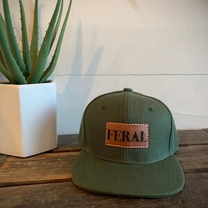 Snapback-keps för småbarn | FERAL | platt keps i storlek för baby, småbarn och ungdomar | Läderlapp i truckerstil | Gåva för ett vildt barn Olive Green Youth