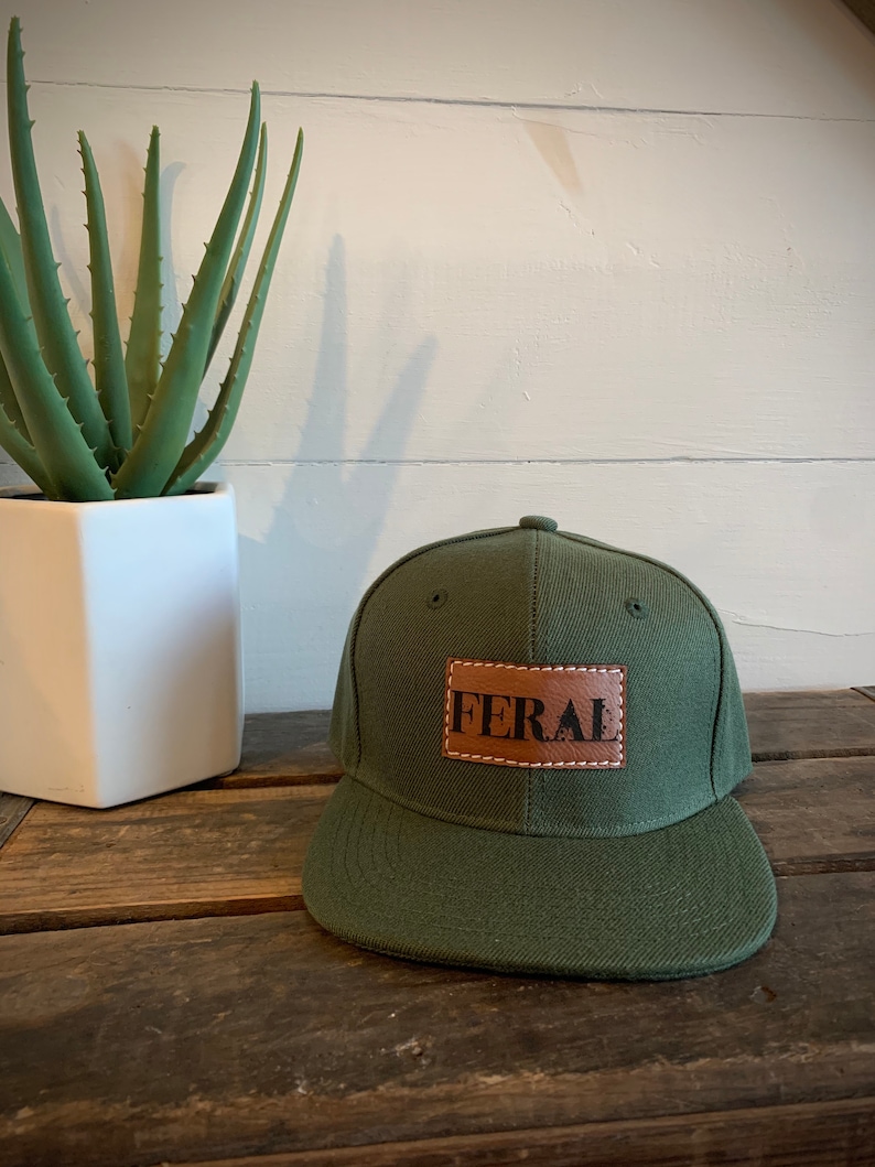 Snapback-keps för småbarn | FERAL | platt keps i storlek för baby, småbarn och ungdomar | Läderlapp i truckerstil | Gåva för ett vildt barn Olive Green Youth