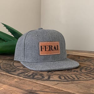 Snapback-keps för småbarn | FERAL | platt keps i storlek för baby, småbarn och ungdomar | Läderlapp i truckerstil | Gåva för ett vildt barn bild 16