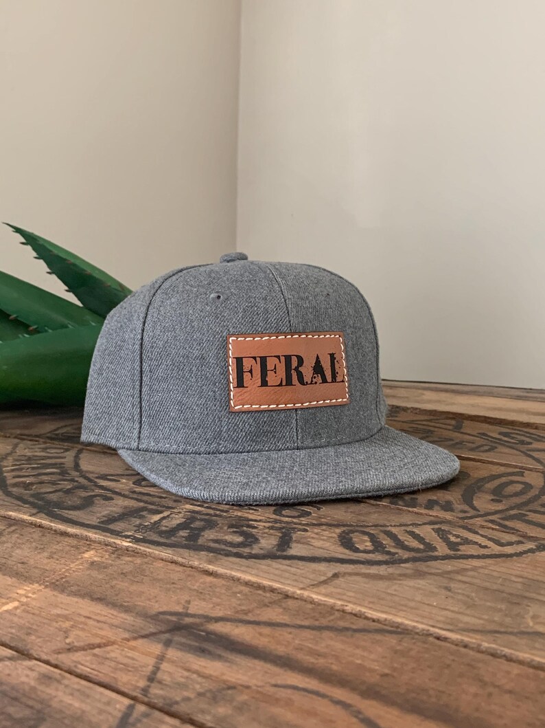 Snapback-keps för småbarn | FERAL | platt keps i storlek för baby, småbarn och ungdomar | Läderlapp i truckerstil | Gåva för ett vildt barn bild 16