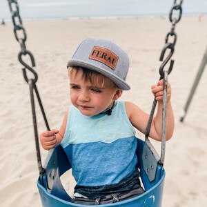 Snapback-keps för småbarn | FERAL | platt keps i storlek för baby, småbarn och ungdomar | Läderlapp i truckerstil | Gåva för ett vildt barn bild 12