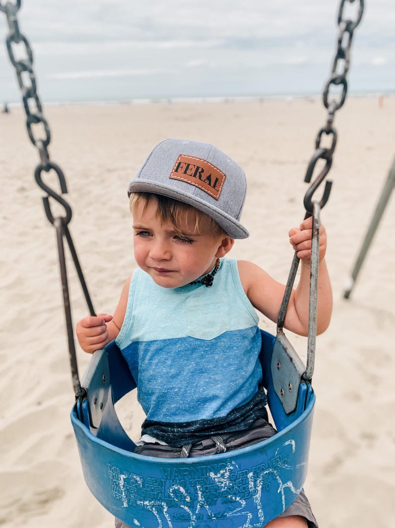 Snapback-keps för småbarn | FERAL | platt keps i storlek för baby, småbarn och ungdomar | Läderlapp i truckerstil | Gåva för ett vildt barn bild 12
