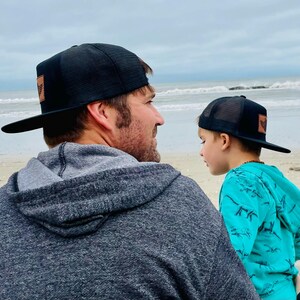 Snapback-keps för småbarn | FERAL | platt keps i storlek för baby, småbarn och ungdomar | Läderlapp i truckerstil | Gåva för ett vildt barn bild 19