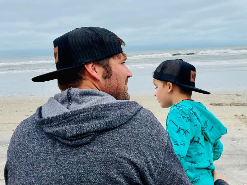 Snapback-keps för småbarn | FERAL | platt keps i storlek för baby, småbarn och ungdomar | Läderlapp i truckerstil | Gåva för ett vildt barn bild 19