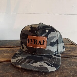 Snapback-keps för småbarn | FERAL | platt keps i storlek för baby, småbarn och ungdomar | Läderlapp i truckerstil | Gåva för ett vildt barn Grey Camo Toddler