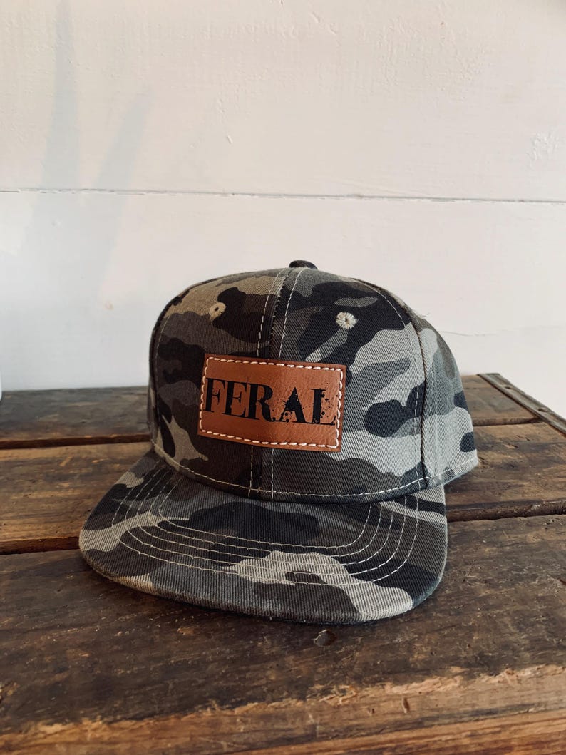 Snapback-keps för småbarn | FERAL | platt keps i storlek för baby, småbarn och ungdomar | Läderlapp i truckerstil | Gåva för ett vildt barn Grey Camo Toddler