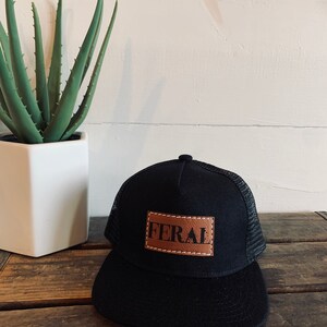 Snapback-keps för småbarn | FERAL | platt keps i storlek för baby, småbarn och ungdomar | Läderlapp i truckerstil | Gåva för ett vildt barn Black Adult size