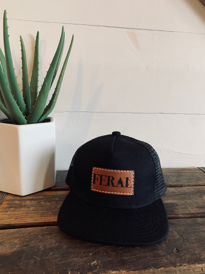 Snapback-keps för småbarn | FERAL | platt keps i storlek för baby, småbarn och ungdomar | Läderlapp i truckerstil | Gåva för ett vildt barn Black Adult size