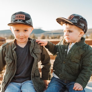 Snapback-keps för småbarn | FERAL | platt keps i storlek för baby, småbarn och ungdomar | Läderlapp i truckerstil | Gåva för ett vildt barn bild 3