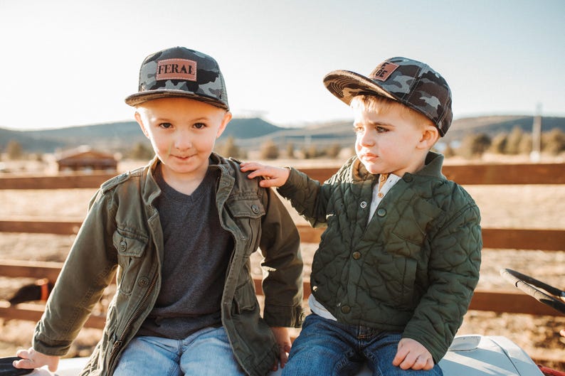 Snapback-keps för småbarn | FERAL | platt keps i storlek för baby, småbarn och ungdomar | Läderlapp i truckerstil | Gåva för ett vildt barn bild 3