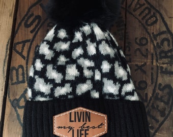 Gorro de lana con estampado de guepardo para niñas, estilo "Livin My Best Life", con pompón de piel y parche de cuero.