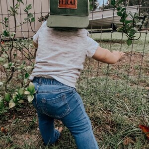 Snapback-keps för småbarn | FERAL | platt keps i storlek för baby, småbarn och ungdomar | Läderlapp i truckerstil | Gåva för ett vildt barn Olive Green Toddler