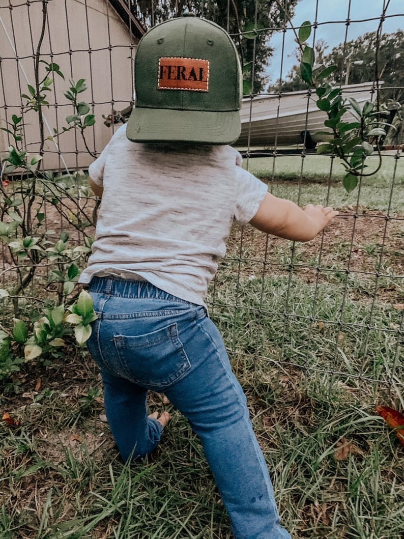 Snapback-keps för småbarn | FERAL | platt keps i storlek för baby, småbarn och ungdomar | Läderlapp i truckerstil | Gåva för ett vildt barn Olive Green Toddler