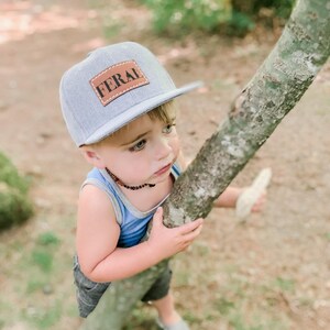 Snapback-keps för småbarn | FERAL | platt keps i storlek för baby, småbarn och ungdomar | Läderlapp i truckerstil | Gåva för ett vildt barn bild 7