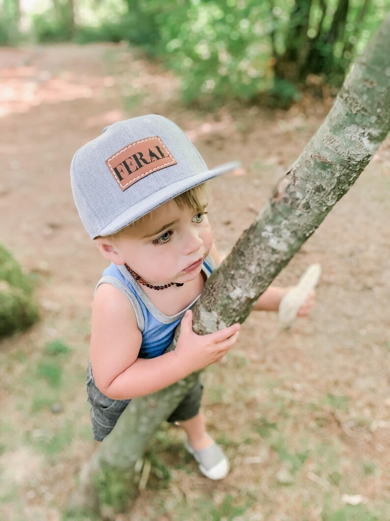 Snapback-keps för småbarn | FERAL | platt keps i storlek för baby, småbarn och ungdomar | Läderlapp i truckerstil | Gåva för ett vildt barn bild 7