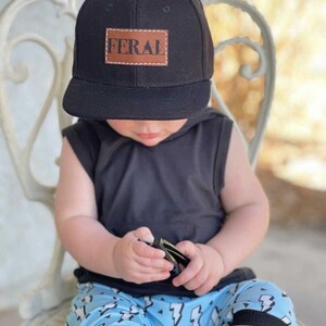 Snapback-keps för småbarn | FERAL | platt keps i storlek för baby, småbarn och ungdomar | Läderlapp i truckerstil | Gåva för ett vildt barn bild 17