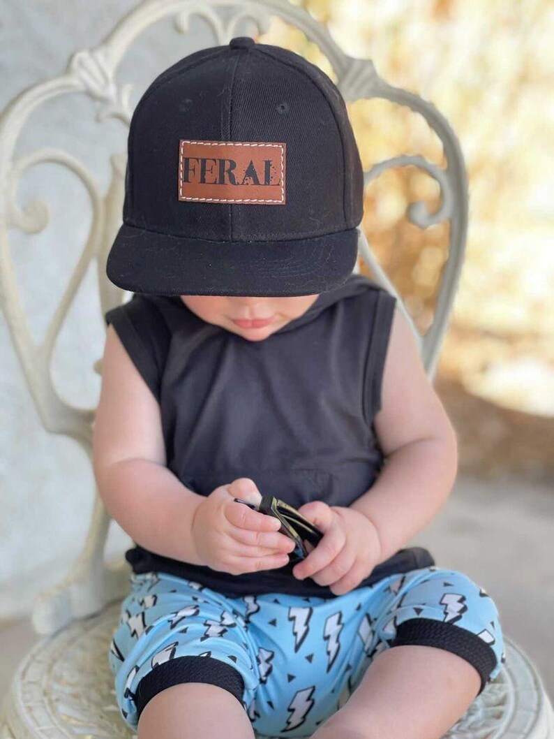 Snapback-keps för småbarn | FERAL | platt keps i storlek för baby, småbarn och ungdomar | Läderlapp i truckerstil | Gåva för ett vildt barn bild 17