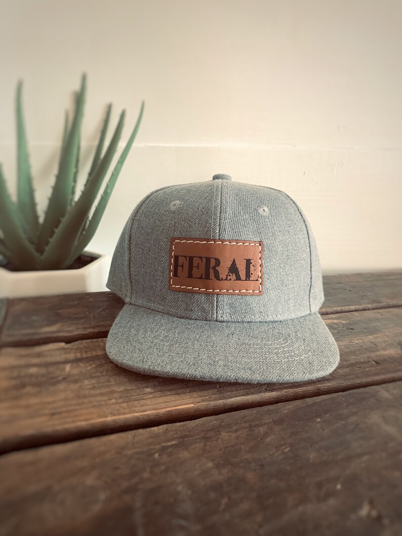 Snapback-keps för småbarn | FERAL | platt keps i storlek för baby, småbarn och ungdomar | Läderlapp i truckerstil | Gåva för ett vildt barn Grey Toddler size