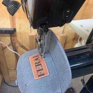 Snapback-keps för småbarn | FERAL | platt keps i storlek för baby, småbarn och ungdomar | Läderlapp i truckerstil | Gåva för ett vildt barn bild 18