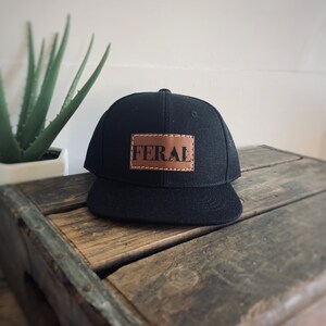 Snapback-keps för småbarn | FERAL | platt keps i storlek för baby, småbarn och ungdomar | Läderlapp i truckerstil | Gåva för ett vildt barn bild 20