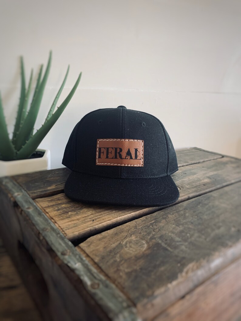 Snapback-keps för småbarn | FERAL | platt keps i storlek för baby, småbarn och ungdomar | Läderlapp i truckerstil | Gåva för ett vildt barn bild 20