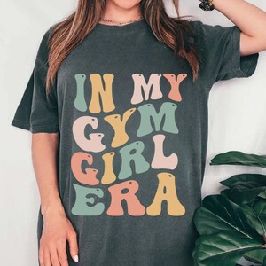 In My Gym Girl tijdperk SVG PNG, Groovy Retro Svg, leuke kleurrijke sportschool meisje Svg Gym Svg-bestanden Svg Png Eps, grappig gym meisje shirt Svg, trui Png