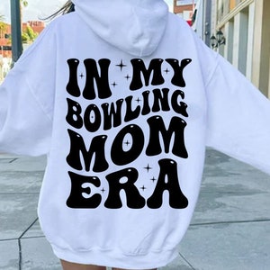 En mi era de mamá de bolos SVG, PNG, Camisa divertida de mamá de bolos Png, Club de amantes de los bolos Svg, Letras retro onduladas y groovy, Archivo cortado Cricut,