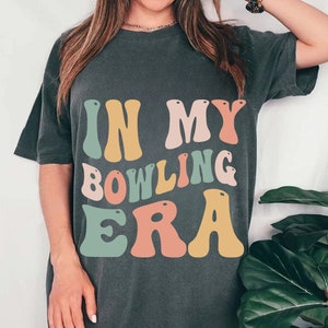 En mi era de bolos SVG, PNG, Camisa de bolos divertida Png, Bowling Lover Club Svg, Letras retro onduladas y groovy, Archivo cortado Cricut, Silueta,