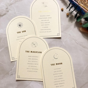 Plan de table de mariage céleste du tarot : cartes arquées crème et or